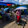 Для удобства передвижения на колясках на территории лагеря есть деревянный настил — newsvl.ru
