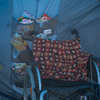 От обычного лагеря туристов этот отличают инвалидные коляски — newsvl.ru