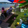 Для удобства передвижения на колясках на территории лагеря есть деревянный настил — newsvl.ru