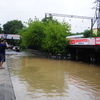 Затопленный проезд с Фадеева на Воропаева. На заднем плане - утонувший Mitsubishi Pajero — newsvl.ru