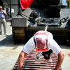 Когда Савкин протащил танк вторично, ироничные возгласы стихли и вновь сменились аплодисментами — newsvl.ru