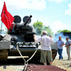 Второй подход тоже удался не сразу: вновь потребовалось переместить танк, полить гусеницы — newsvl.ru
