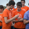 Торжественное шествие со свечами длилось 644 шага — newsvl.ru