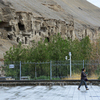 Стоимость билета – 120 юаней. Туристов высаживают на панорамной площадке, откуда открывается вид на пещеры, расположенные в огромной скале — newsvl.ru