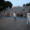 Многие прохожие останавливались, чтобы посмотреть на южноамериканские танцы — newsvl.ru