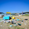 Прибрежная зона для отдыхающих превратилась в настоящую помойку — мусорные баки перевернуты, а берег завален пластиковыми бутылками, пакетами, коробками и даже покрышками — newsvl.ru
