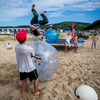 Участники Gravity Camp прыгают через надувной шар — newsvl.ru