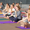 Воскресенье, 2 августа, около 30 владивостокских любителей йоги встретили очередным открытым занятием на набережной Цесаревича — newsvl.ru
