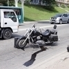 ...байкер попытался уйти от столкновения, но этого сделать ему не удалось. Мотоцикл зацепил девушку, после чего рулевой двухколесника и пешеход упали на асфальт — newsvl.ru