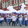 Сотрудники УК 71-го микрорайона подготовились к возможной непогоде — у каждого зонты цвета российского триколора — newsvl.ru