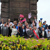 Рядом с почётными гражданами на постаменте памятника расположились первые лица города — newsvl.ru