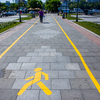 Рабочие нанесли яркую желтую разметку на тротуар в центре Владивостока — newsvl.ru