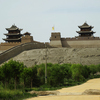 В восьми километрах от крепости начинается Великая китайская стена, конкретно - её «висячий» отрезок — newsvl.ru