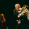 Зрители подарили бэк-вокалистке цветы — newsvl.ru