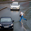 Перебегающие пешеходы создают помехи автомобилям на оживленном участке — newsvl.ru