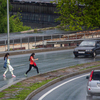 Перебегающие пешеходы создают помехи автомобилям на оживленном участке — newsvl.ru