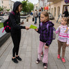 Участники акции раздавали прохожим листовки, рассказывающие о необходимости стерилизации — newsvl.ru