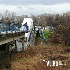 Дорожники начали отсыпку временного объезда на месте обрушения моста в районе Осиновки