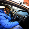 Во Владивостоке вооруженный преступник забрал машину у горожанки