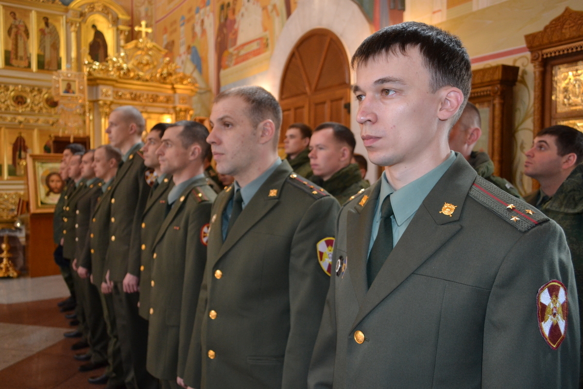 Парадная форма росгвардии. Парадная форма одежды росгвардии. Парадная форма национальной гвардии рф. Генерал полковник меликов сергей алимович. Офицерская форма росгвардии.