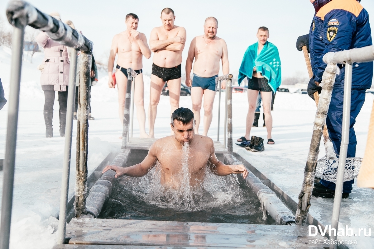 Туристу лыжнику было лень идти до проруби. Матросы купаются в проруби. Шерегеш прорубь. Люди купаются на Заячьем острове зимой. Прорубь на биатлоне Уфа.