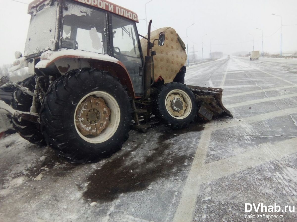 Lexus врезался в трактор на трассе Хабаровск — Биробиджан (ФОТО) — Новости  Хабаровска