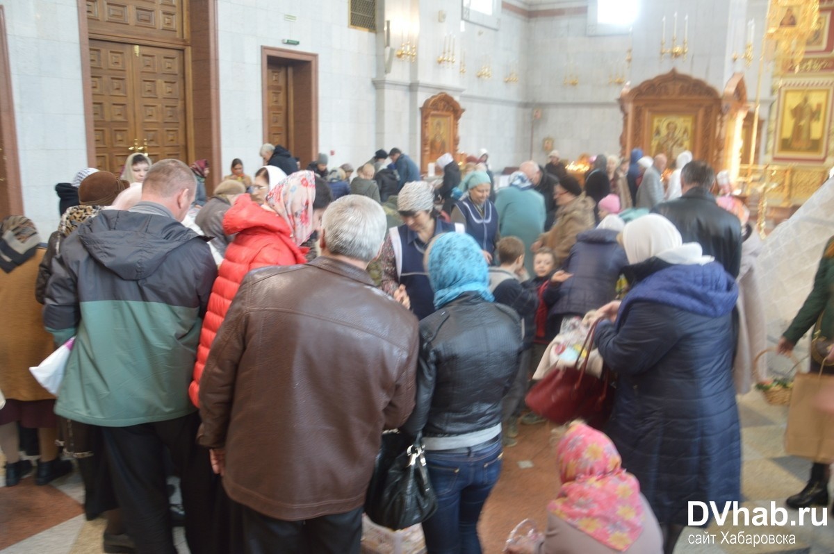 Колбасу и куличи освящают толпы хабаровчан в соборах города (ФОТО; ВИДЕО) —  Новости Хабаровска