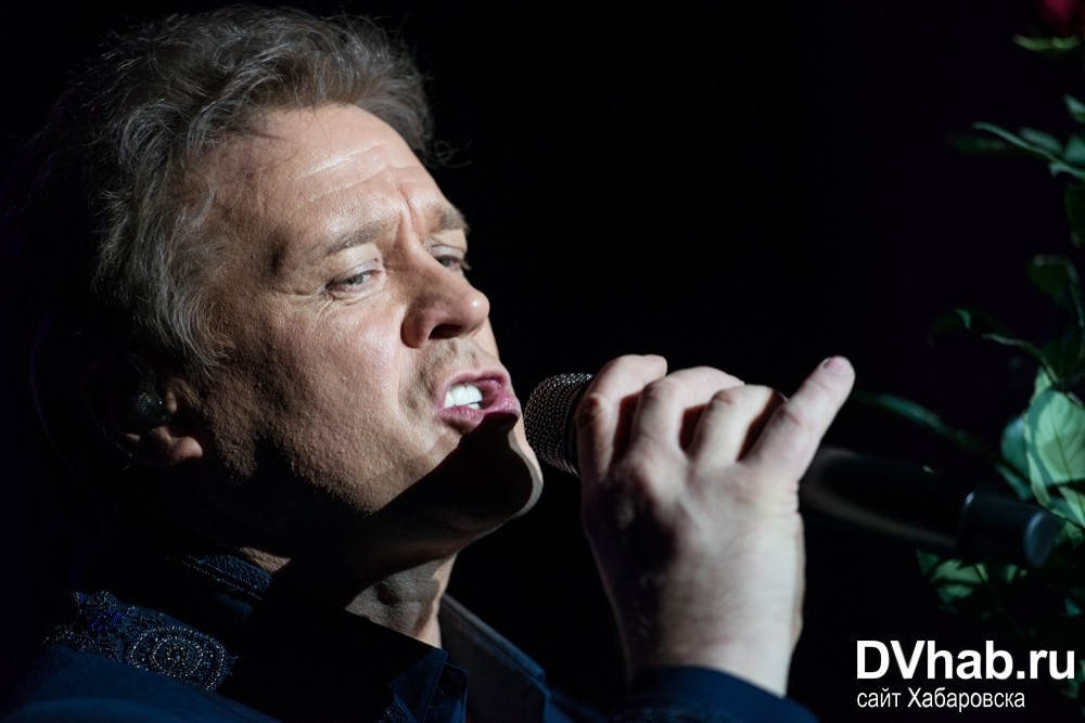 Пупо итальянский певец. Певец спел. Певец спел. Азербайджанский певец в очках. Певец спел патриотическую песню.