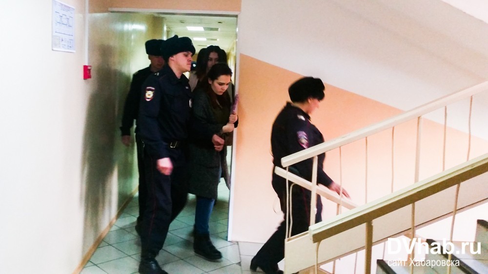 Толоконникова таганский суд. Женщина конвоир. Конвой девушки. Женщины полицейские конвоиры в суде. Конвоир в полиции девушке.