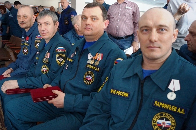 Награды спасателям. Орден Мужества МЧС. Григорян МЧС награжден. Медали спасателей МЧС. Награды спасателей МЧС.