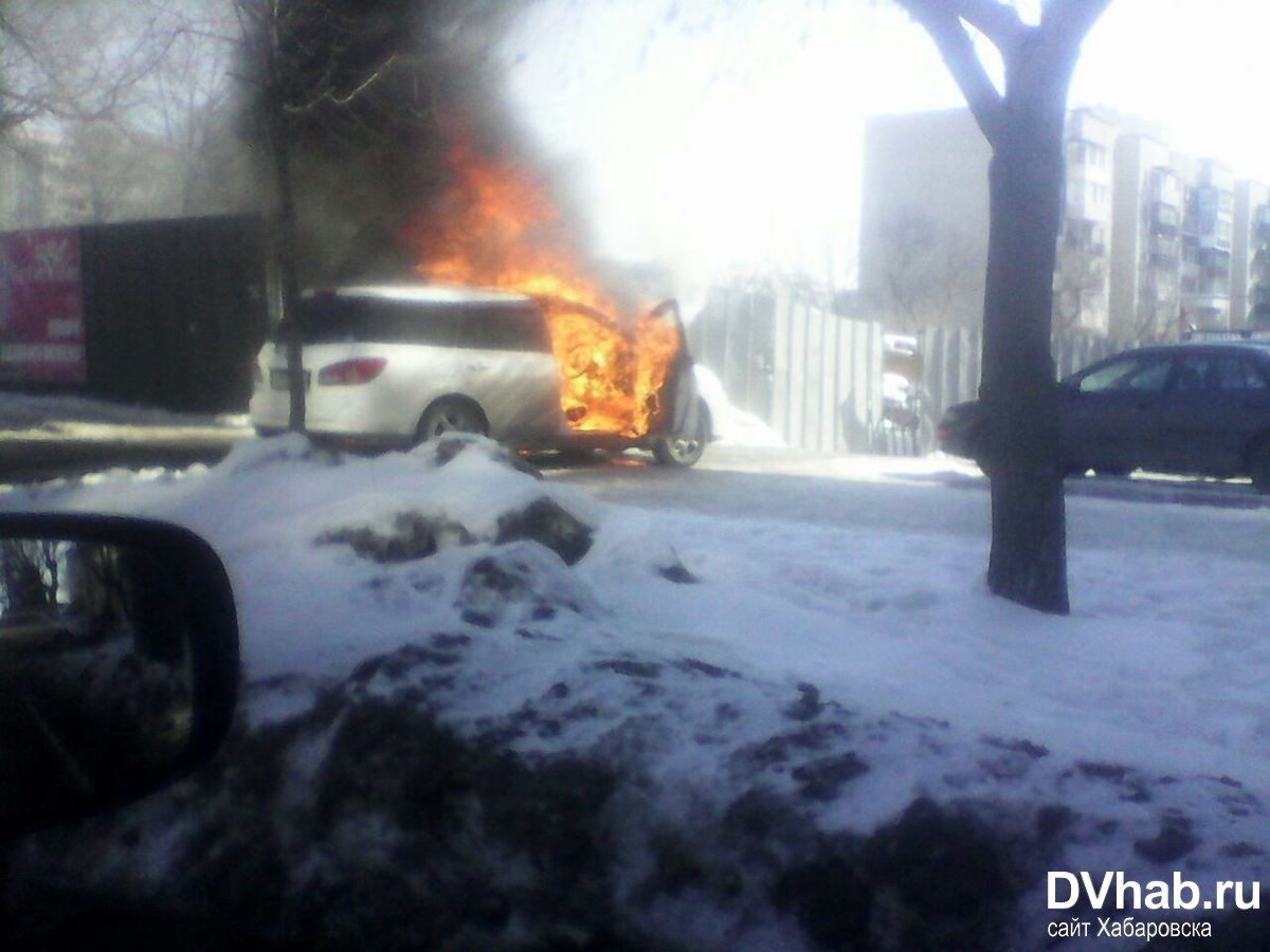 Неизвестный водитель бросил объятую пламенем машину у жилого дома в  Хабаровске (ФОТО; ВИДЕО) — Новости Хабаровска