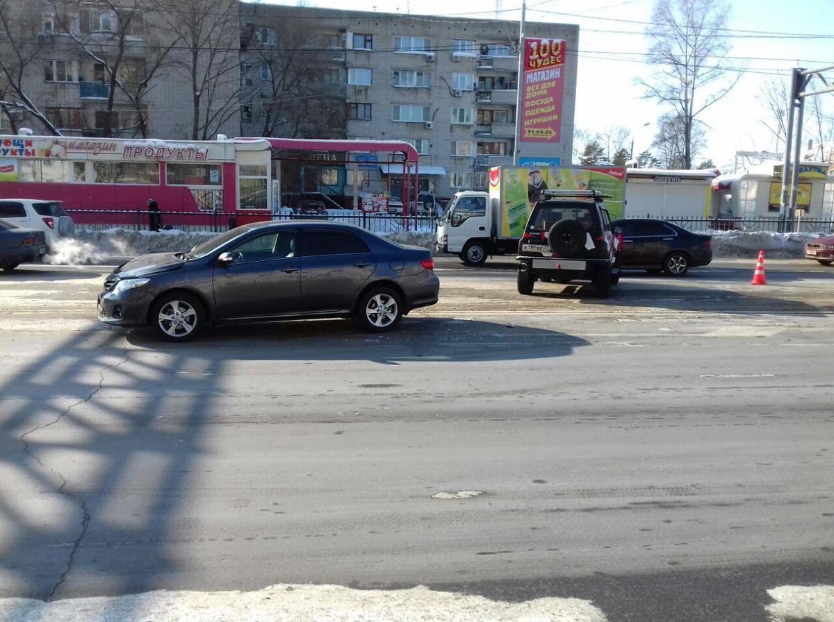 Автолюбитель устроил аварию, разворачивая машину на улице Шевчука (ФОТО) —  Новости Хабаровска