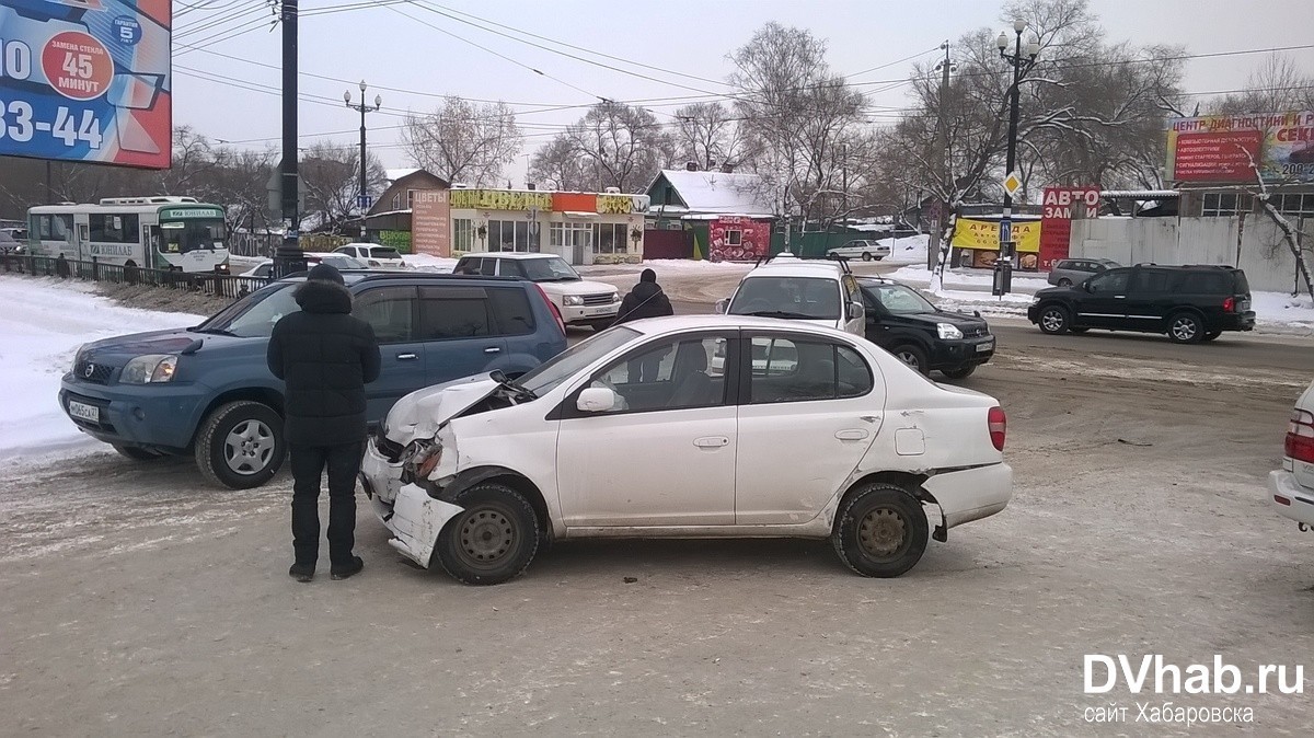 ДТП с участием восьми автомобилей произошло на пересечении улиц Воронежской  и Ухтомского (ФОТО) — Новости Хабаровска