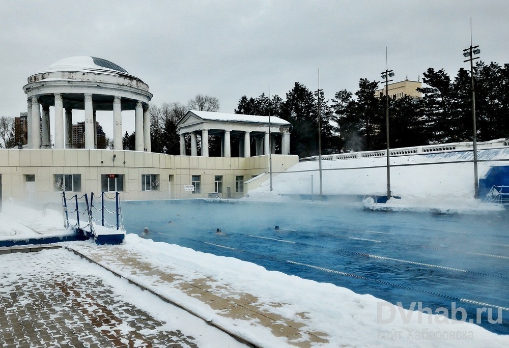 Бассейн хабаровск сайт. Открытый бассейн Хабаровск. Открытый бассейн в Хабаровске на набережной. Открытый бассейн Хабаровск зимой.