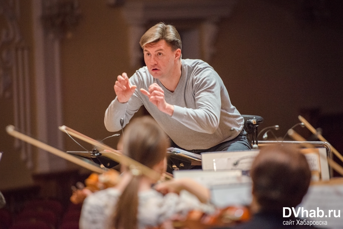 дербилов дирижер. илья дербилов вятский оркестр. василий петренко дирижер. илья дербилов дирижер фото. илья дербилов оркестр.