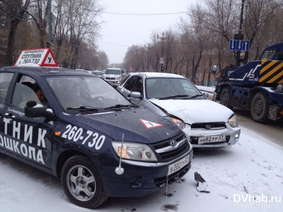 Учебная Lada не успела уйти от Subaru, попав в ДТП на улице Серышева (ФОТО)  — Новости Хабаровска