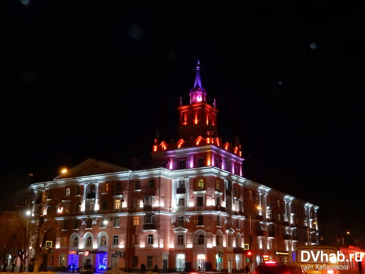 Красный комсомольск на амуре. Дом со шпилем Комсомольск на Амуре. Шпиль Комсомольск на Амуре. Дом со шпилем Комсомольск на Амуре вектор. Башни в Комсомольске на Амуре.