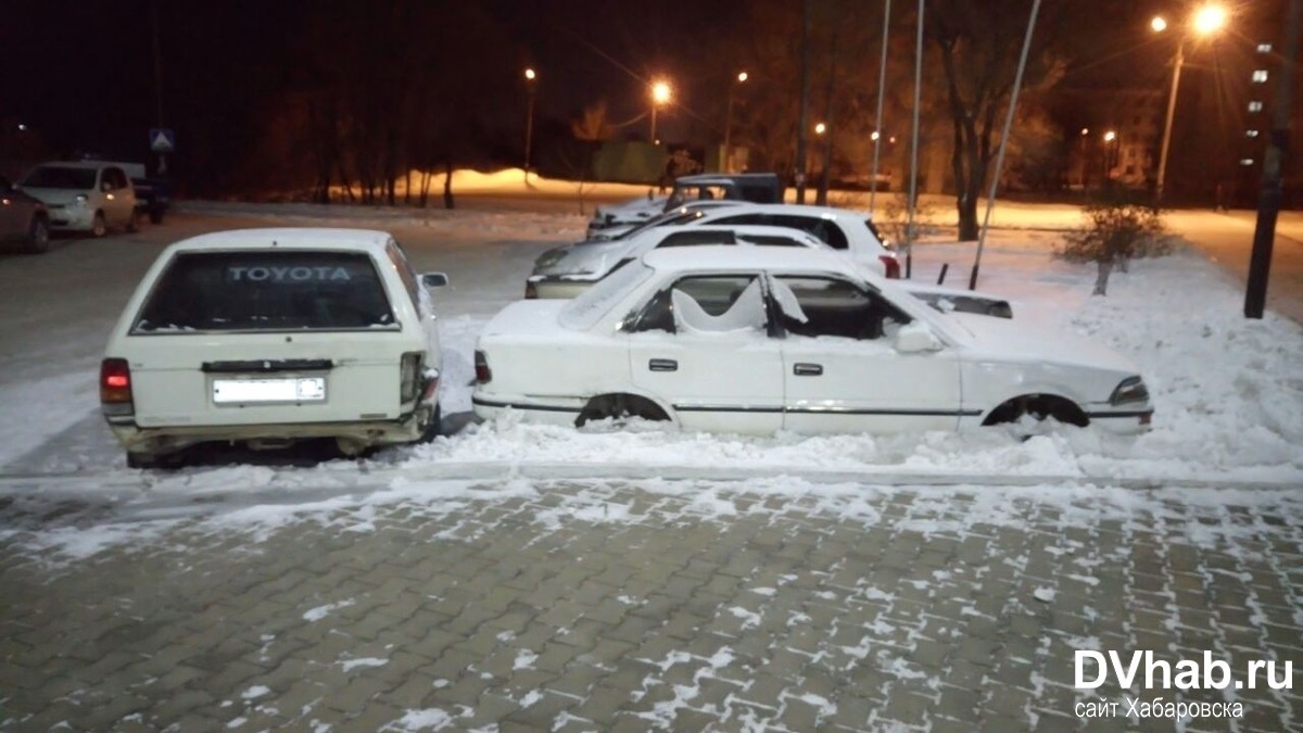 Полуразобранные автомобили мешают хабаровчанам парковаться у бассейна ТОГУ  (ФОТО) — Новости Хабаровска