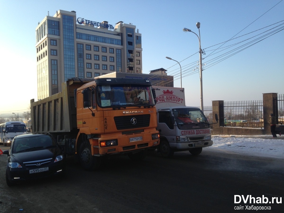 Водитель самосвала не заметил седан и притер его на улице Запарина —  Новости Хабаровска