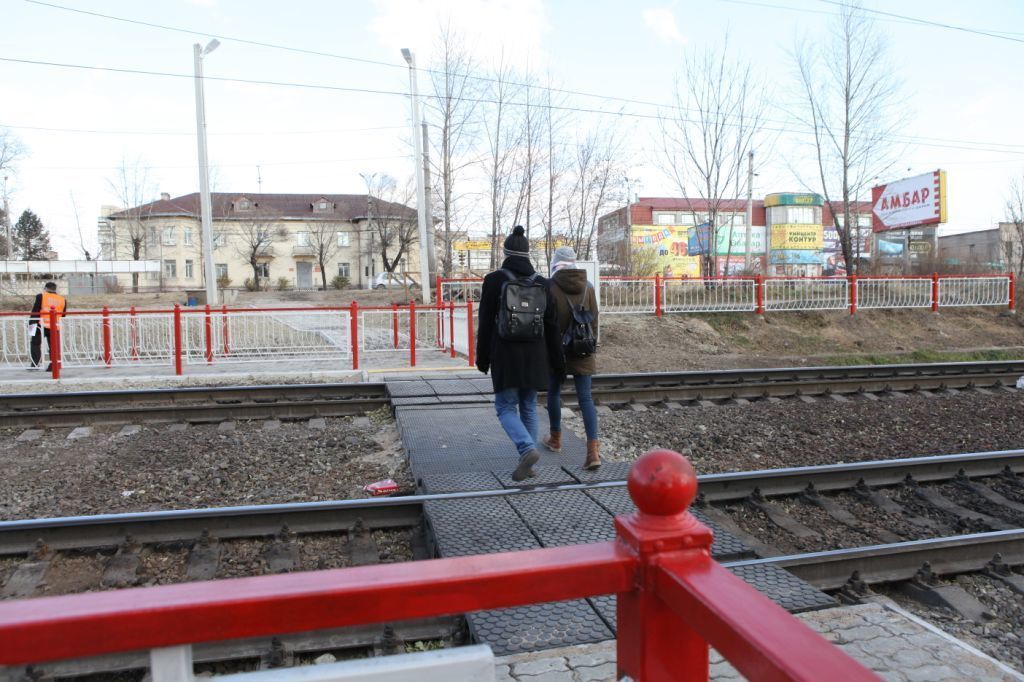 Пешеходный переход жд путей. Переход через ЖД пути. Железнодорожный пешеходный переход. Ограждение ЖД перехода. Ограждение ж/д путей.