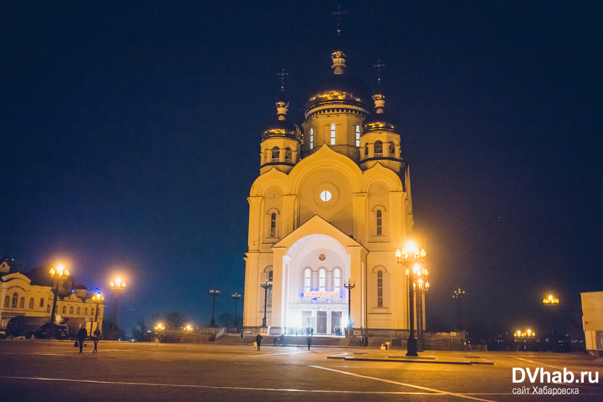 Ю хабаровск. Хабаровск ночные храмы. Храм Хабаровск ночью. Успенский собор вечером в Хабаровске. Соборы в Хабаровске ночью.