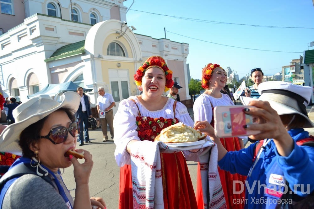 Хабаровск туризм. Каравай парад. Туристы Хабаровск экскурсия. Волгоград женщина с караваем. Иностранные туристы в гостиницах Хабаровска.