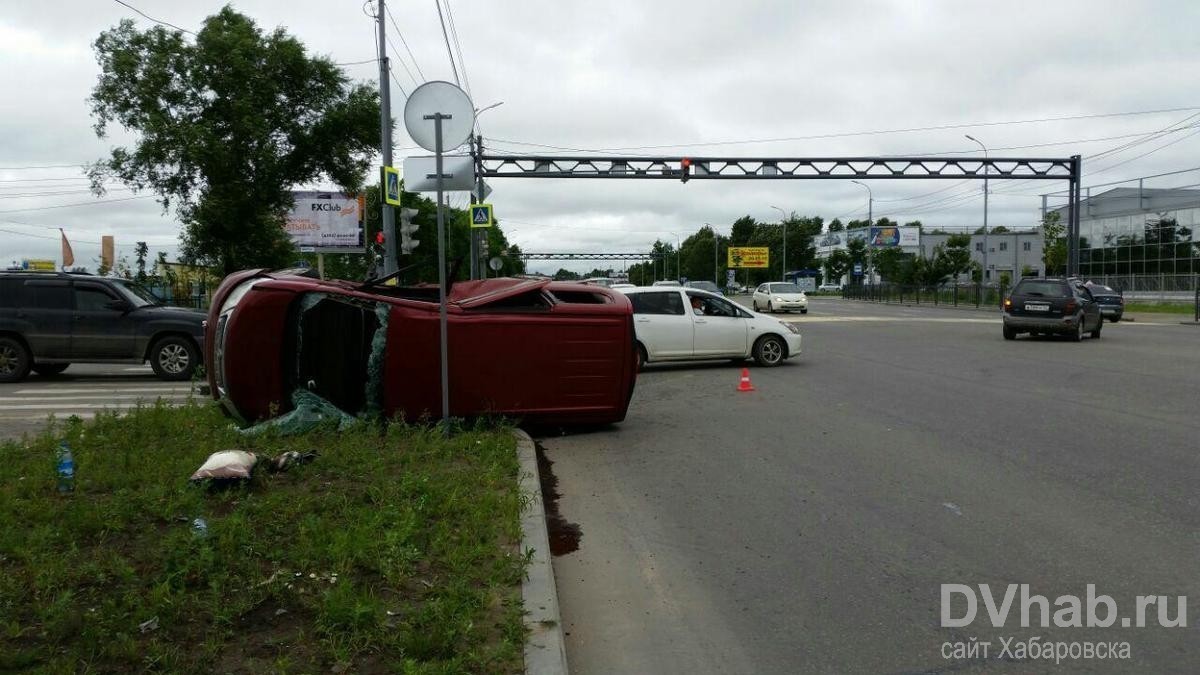 Водитель Suzuki Landy при повороте не пропустил Chaser, в ДТП пострадало  три человека (ФОТО; ВИДЕО) — Новости Хабаровска