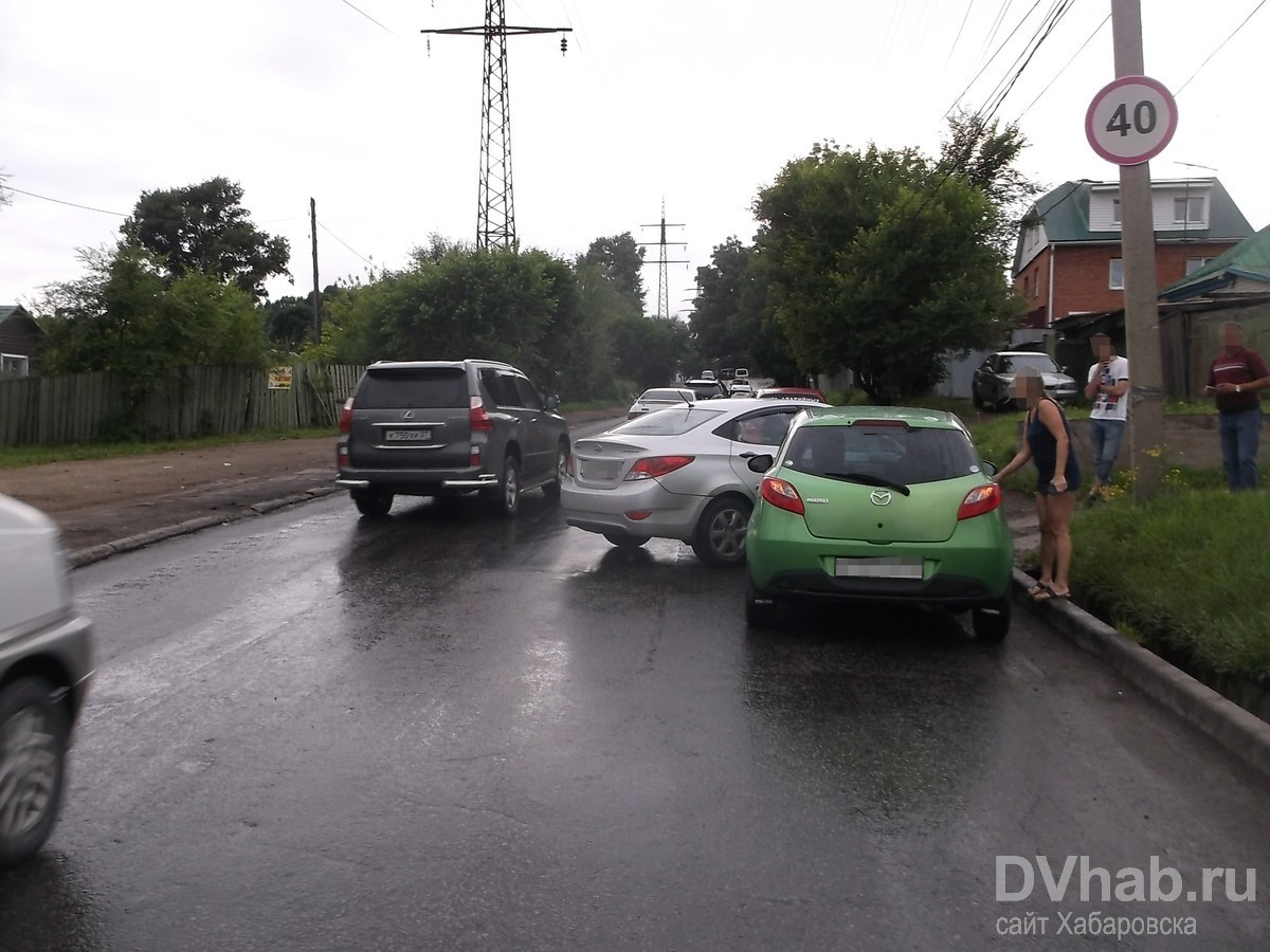 Спорная авария с участием Mazda Demio и Hyundai Solaris произошла на улице  Некрасова (ФОТО) — Новости Хабаровска