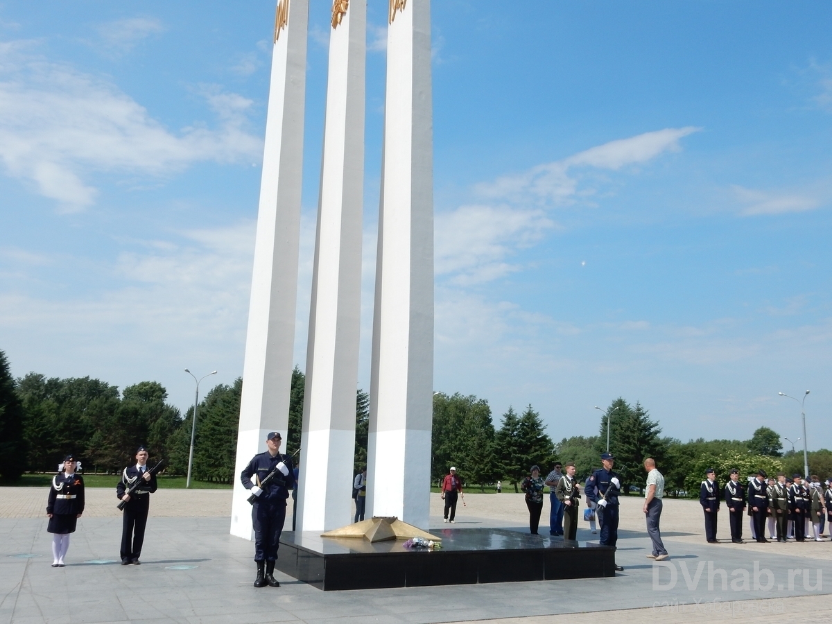 Мемориал комсомольск. Мемориал Комсомольск-на-Амуре вечный огонь. Мемориальный комплекс Комсомольск на Амуре. Вечный огонь Комсомольск на Амуре. Мемориал памяти Комсомольск на Амуре.