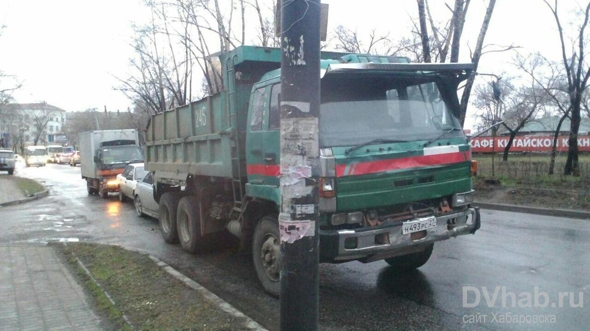 Водитель самосвала, перепутав передачи, спровоцировал аварию из четырех  машин (ФОТО) — Новости Хабаровска