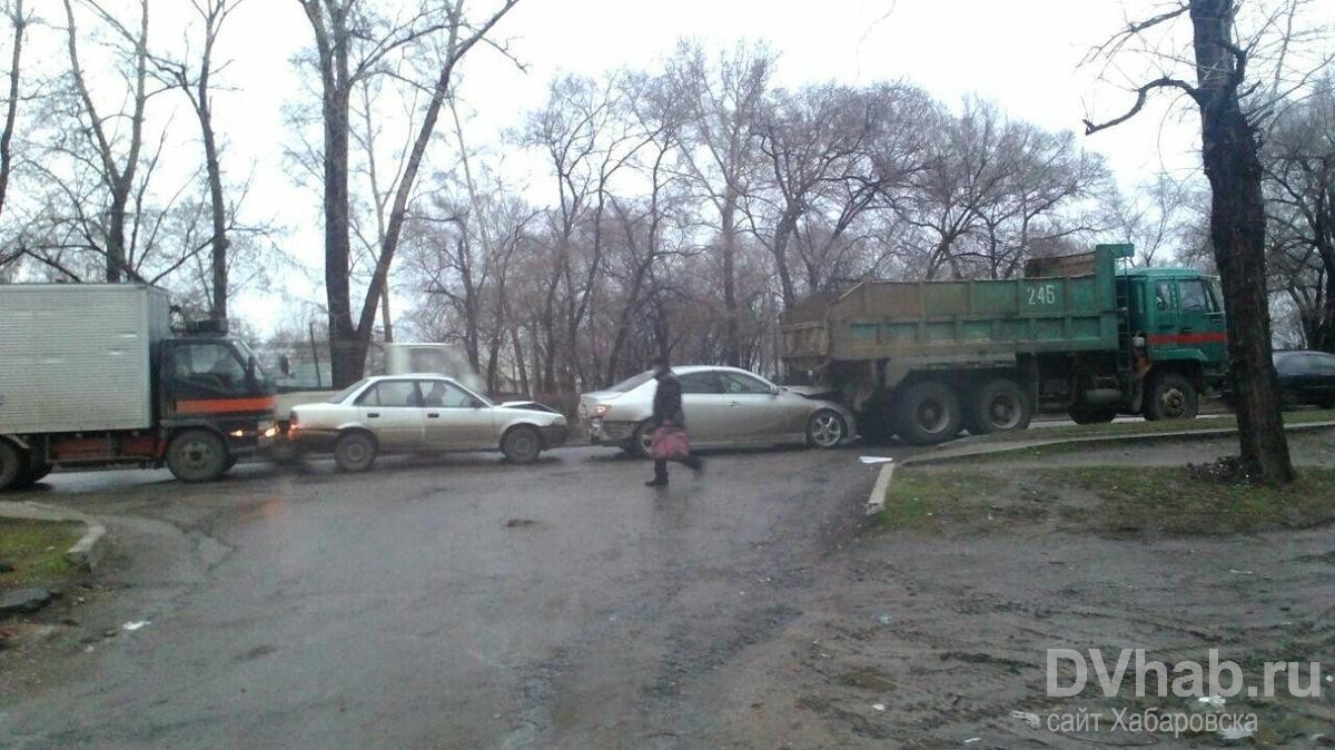 Водитель самосвала, перепутав передачи, спровоцировал аварию из четырех  машин (ФОТО) — Новости Хабаровска