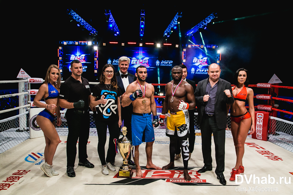 Джина карано ufc. Ведущая боев без правил. Джина карано бои. Холли хоуп боец mma. Загорский рефери.