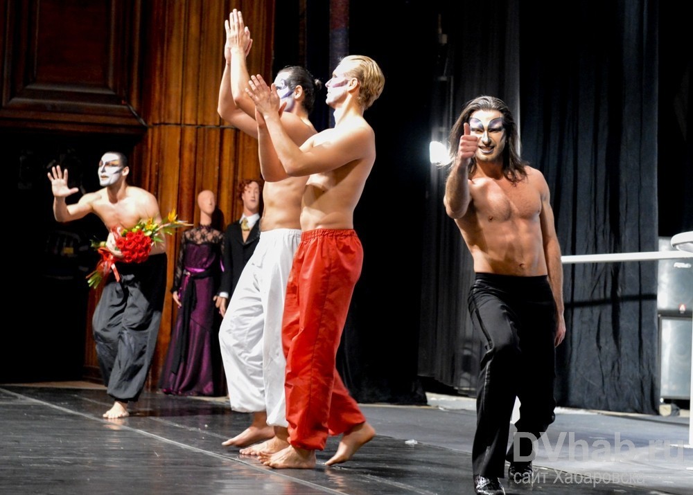 Женскую чувственность в исполнении четырех мужчин увидели хабаровчане в  спектакле «Служанки» (ФОТО; ВИДЕО) — Новости Хабаровска