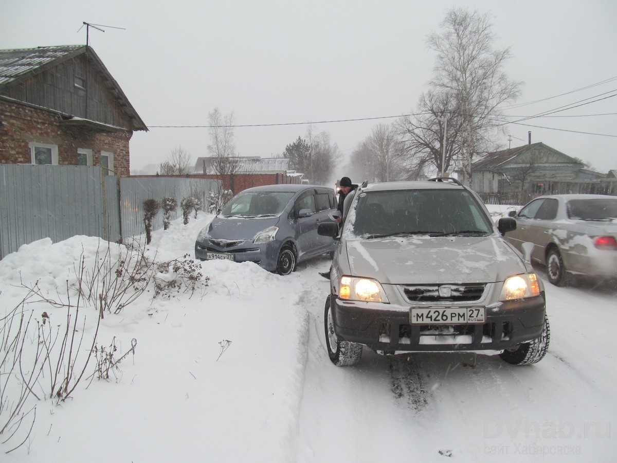 Водитель CR-V врезался в припаркованный Ractis, не удержав свое авто в колее  (ФОТО) — Новости Хабаровска